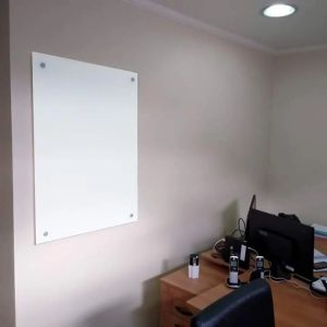 Uma lousa de vidro branca em um pequeno escritório
